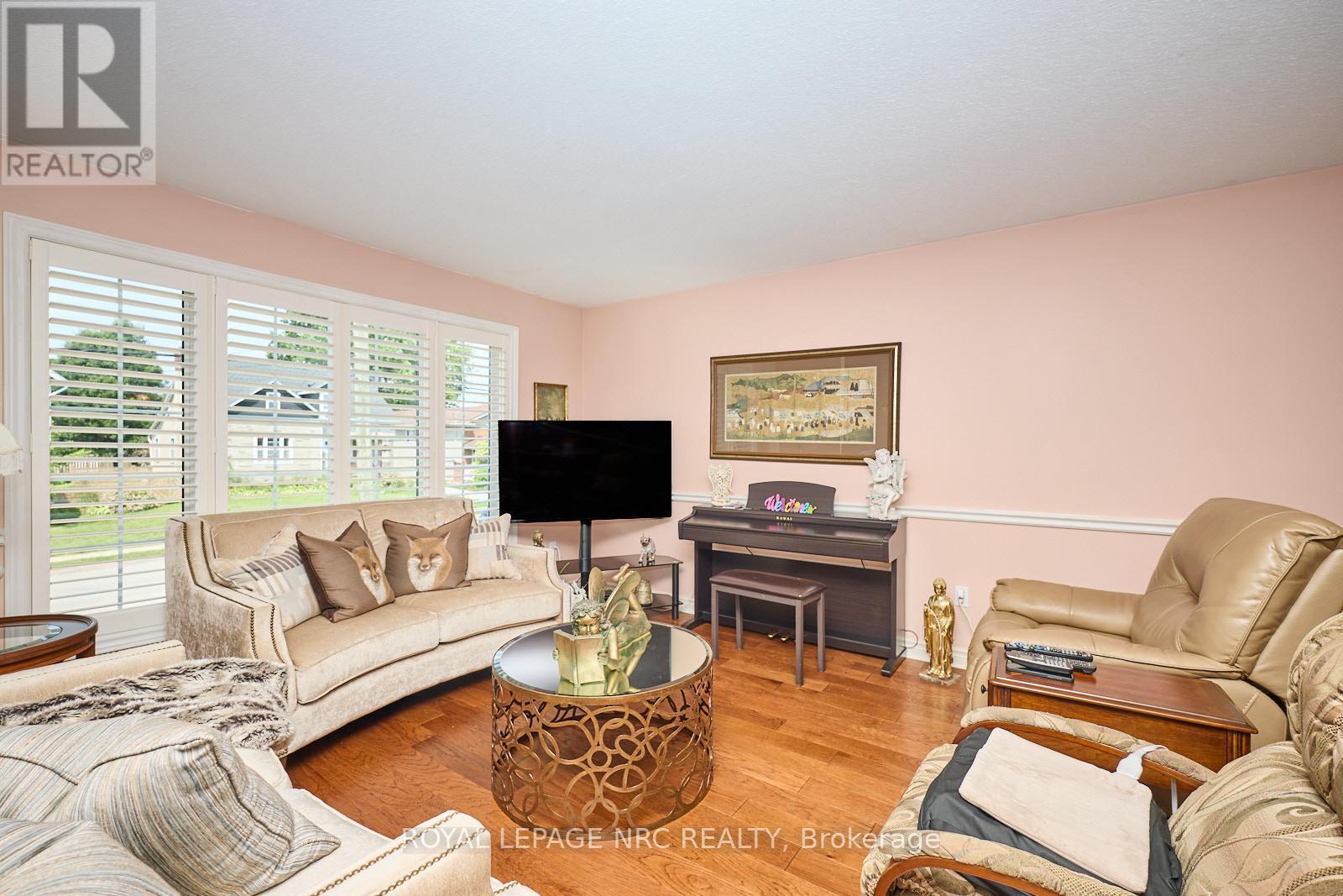 












32 WILTON AVENUE

,
Welland (Broadway),




Ontario
L3C1Z9

