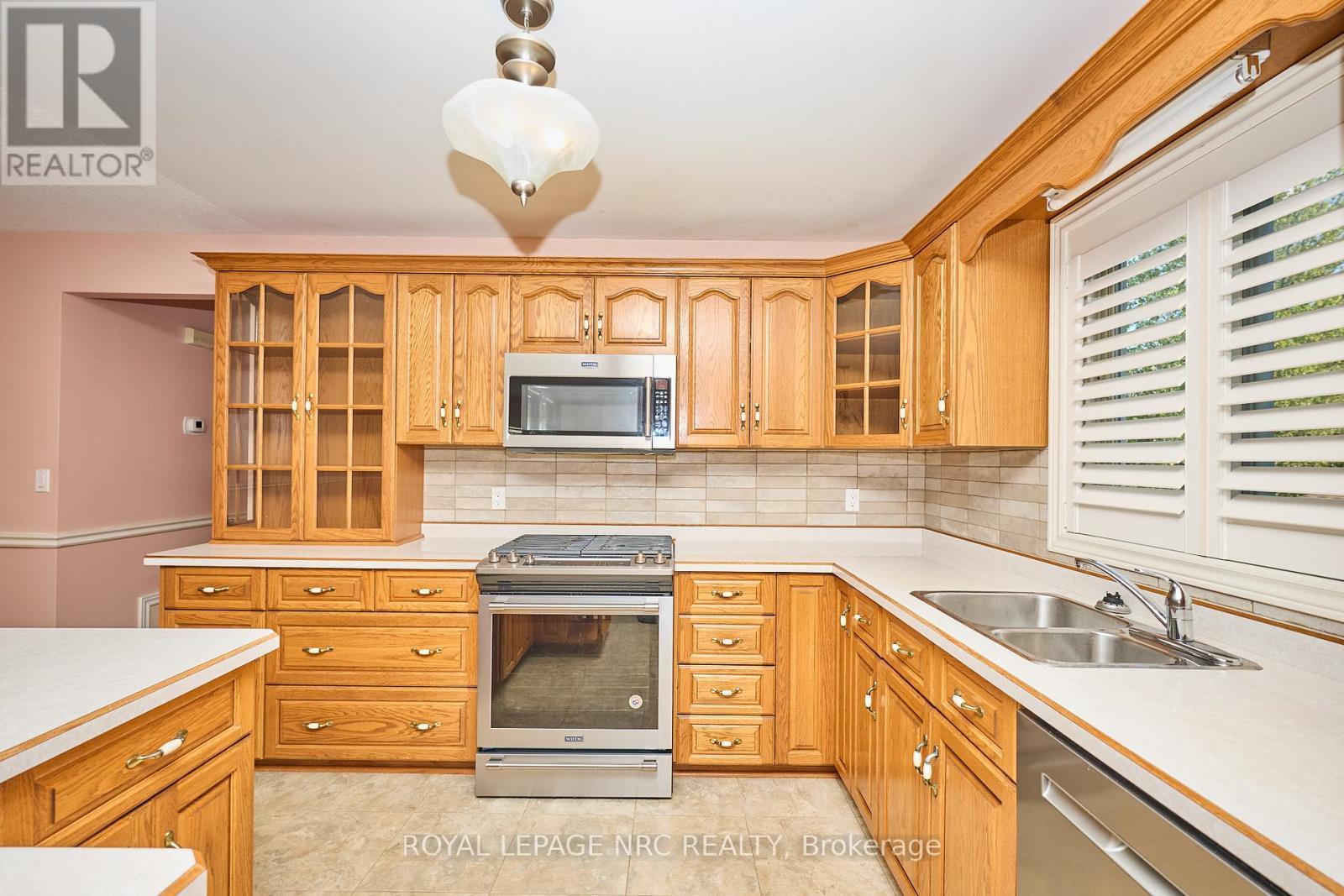 












32 WILTON AVENUE

,
Welland (Broadway),




Ontario
L3C1Z9

