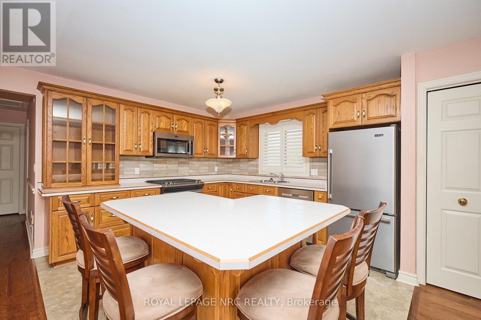 












32 WILTON AVENUE

,
Welland (Broadway),




Ontario
L3C1Z9

