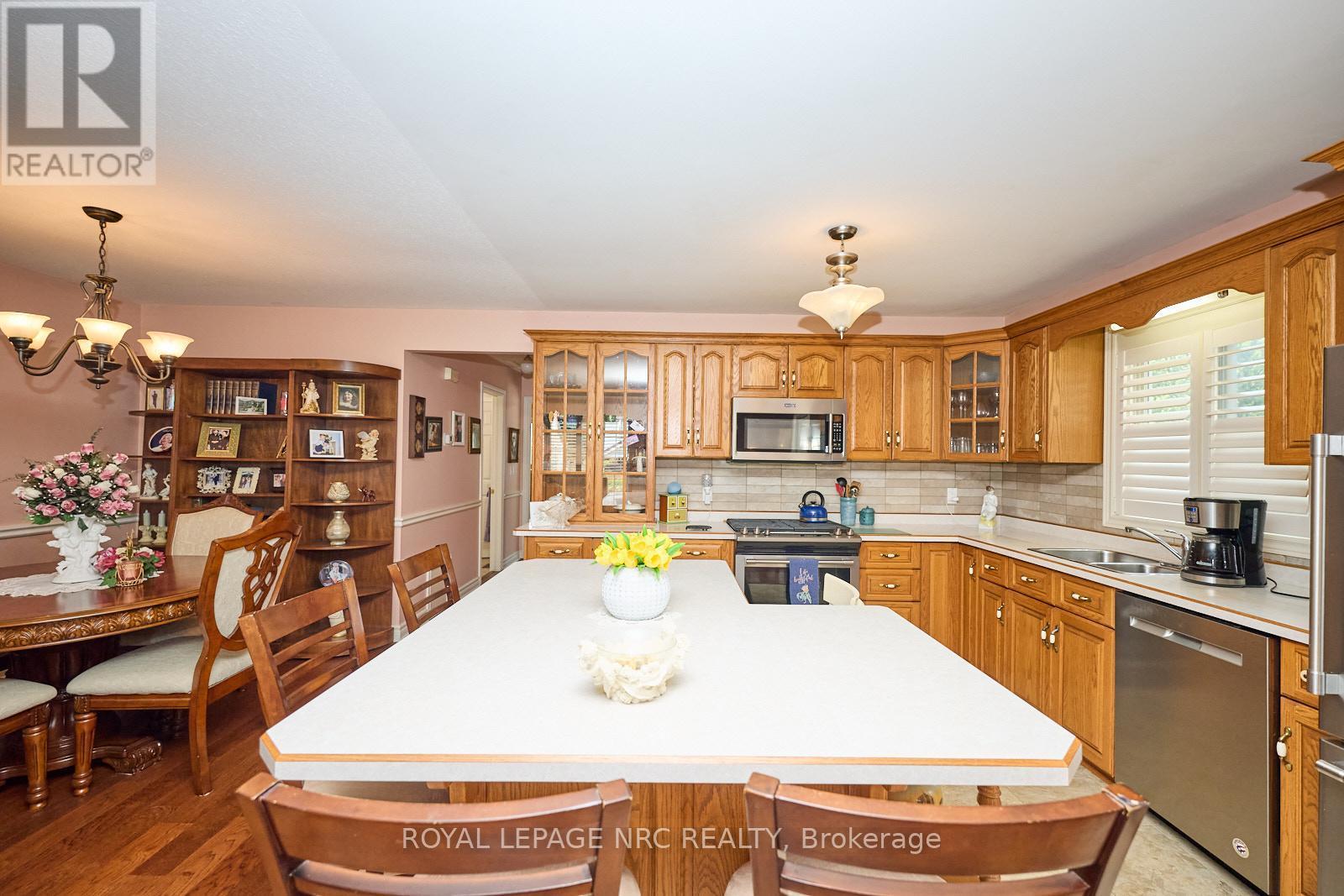 












32 WILTON AVENUE

,
Welland (Broadway),




Ontario
L3C1Z9


