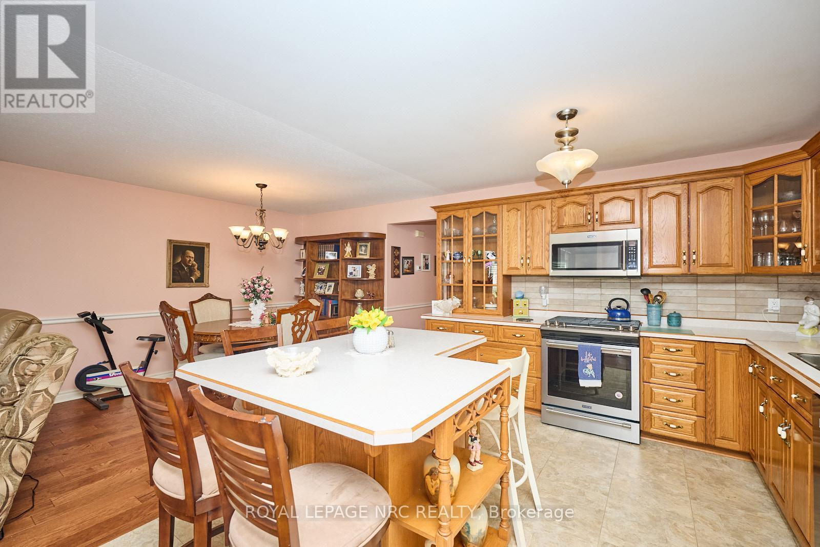 












32 WILTON AVENUE

,
Welland (Broadway),




Ontario
L3C1Z9

