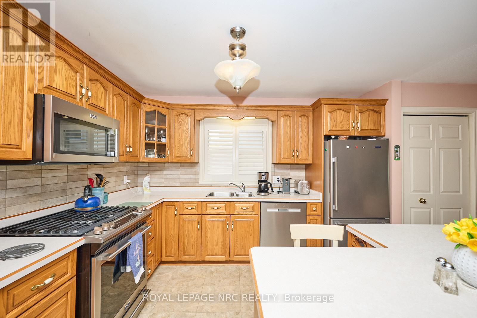 












32 WILTON AVENUE

,
Welland (Broadway),




Ontario
L3C1Z9

