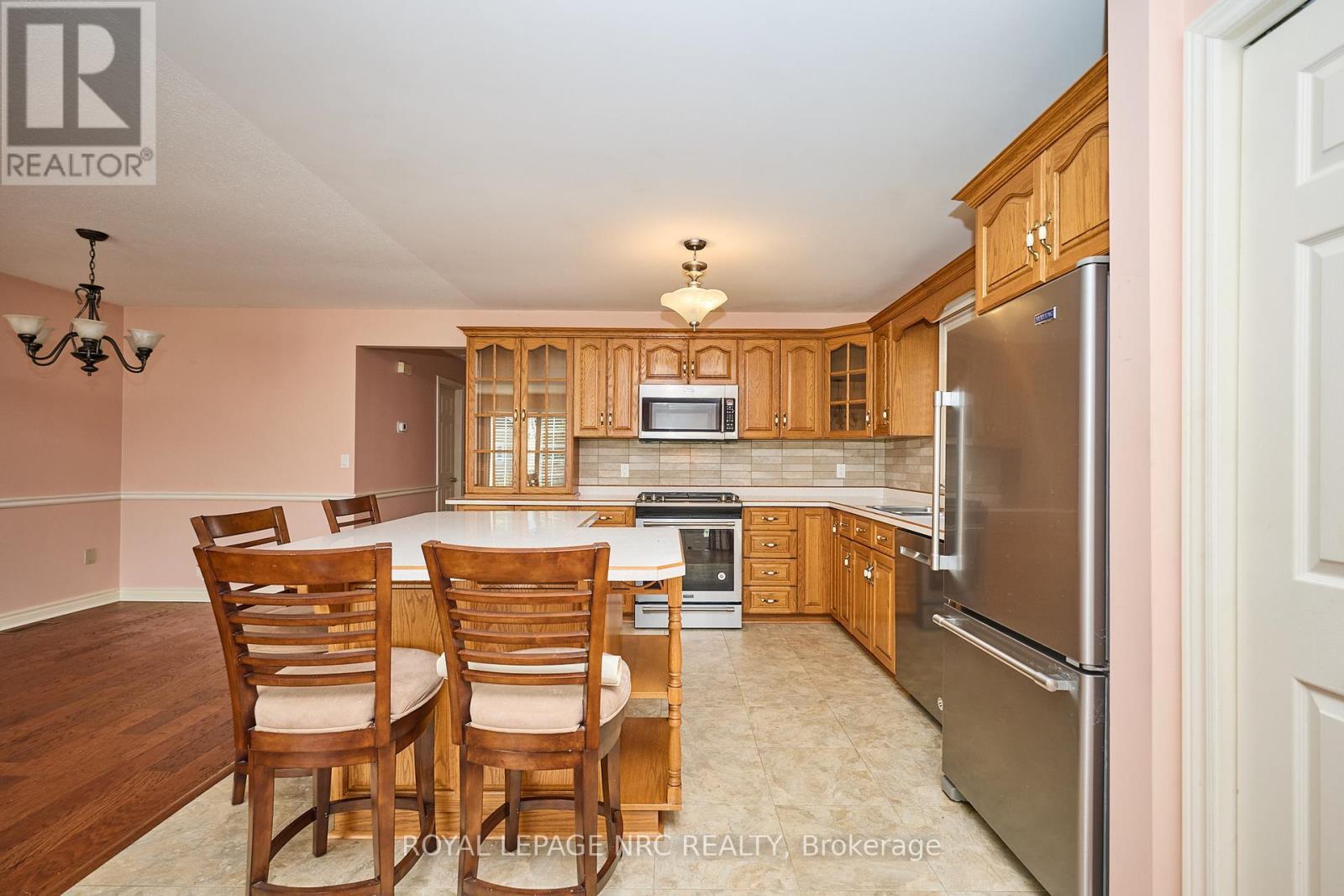 












32 WILTON AVENUE

,
Welland (Broadway),




Ontario
L3C1Z9

