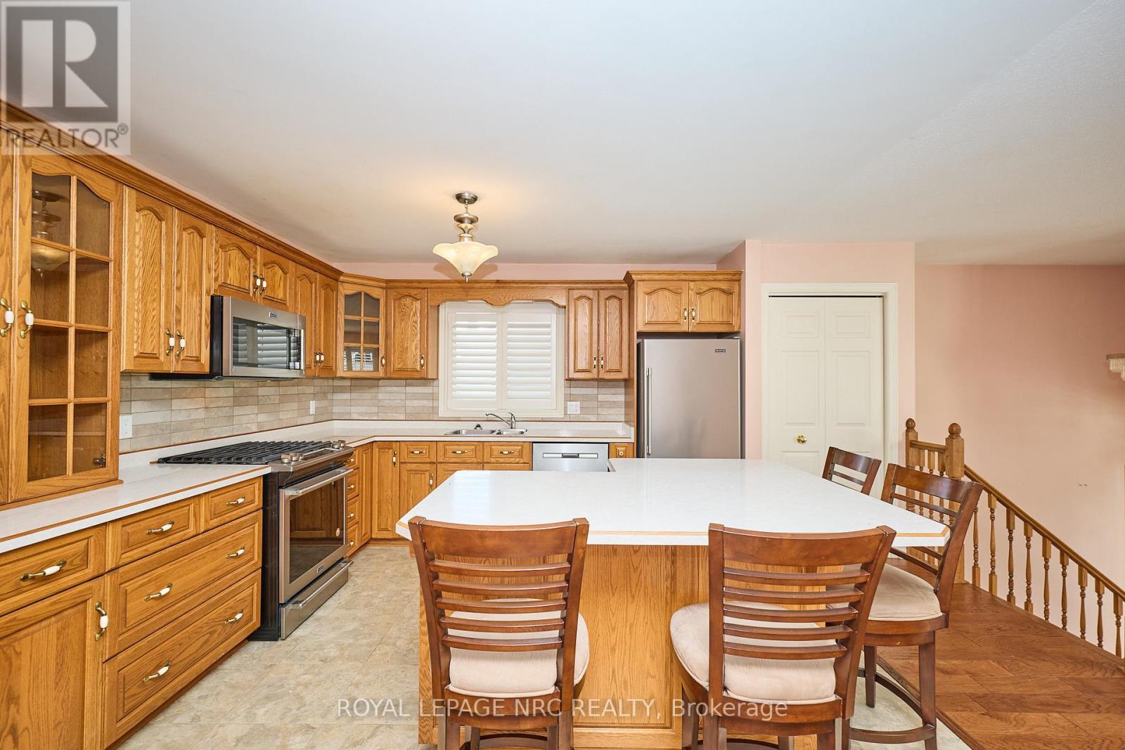 












32 WILTON AVENUE

,
Welland (Broadway),




Ontario
L3C1Z9

