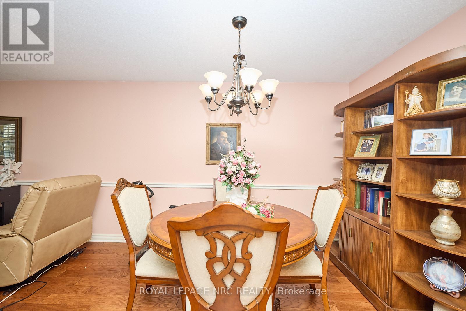 












32 WILTON AVENUE

,
Welland (Broadway),




Ontario
L3C1Z9

