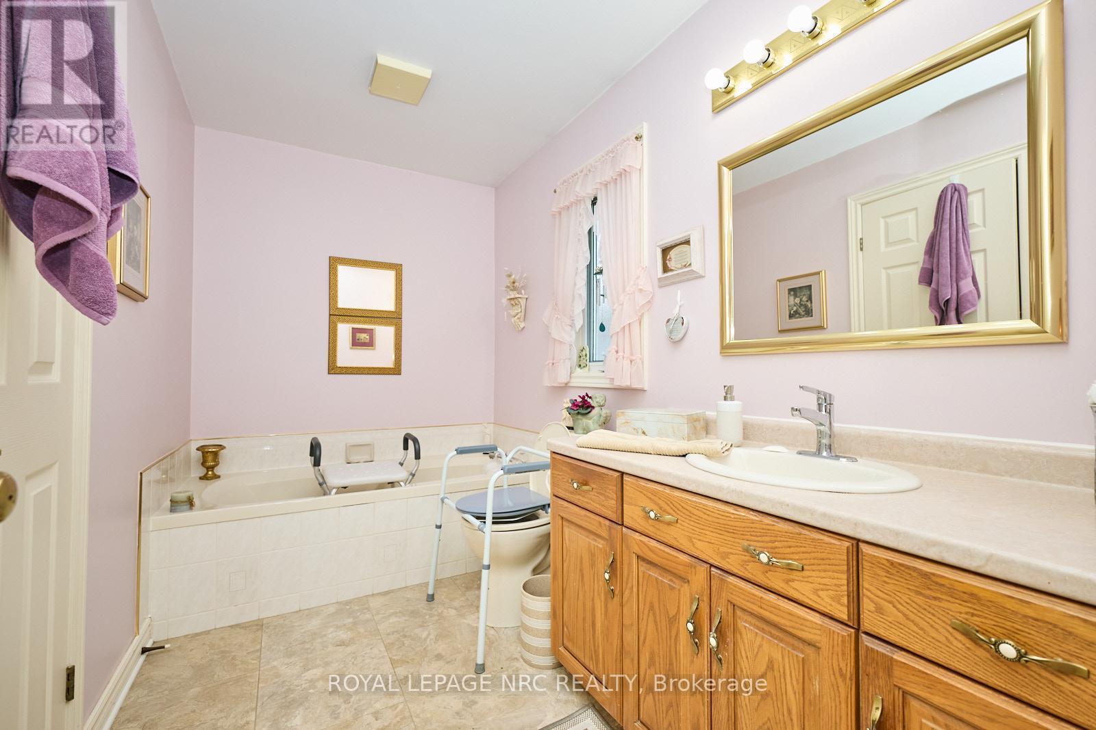 












32 WILTON AVENUE

,
Welland (Broadway),




Ontario
L3C1Z9

