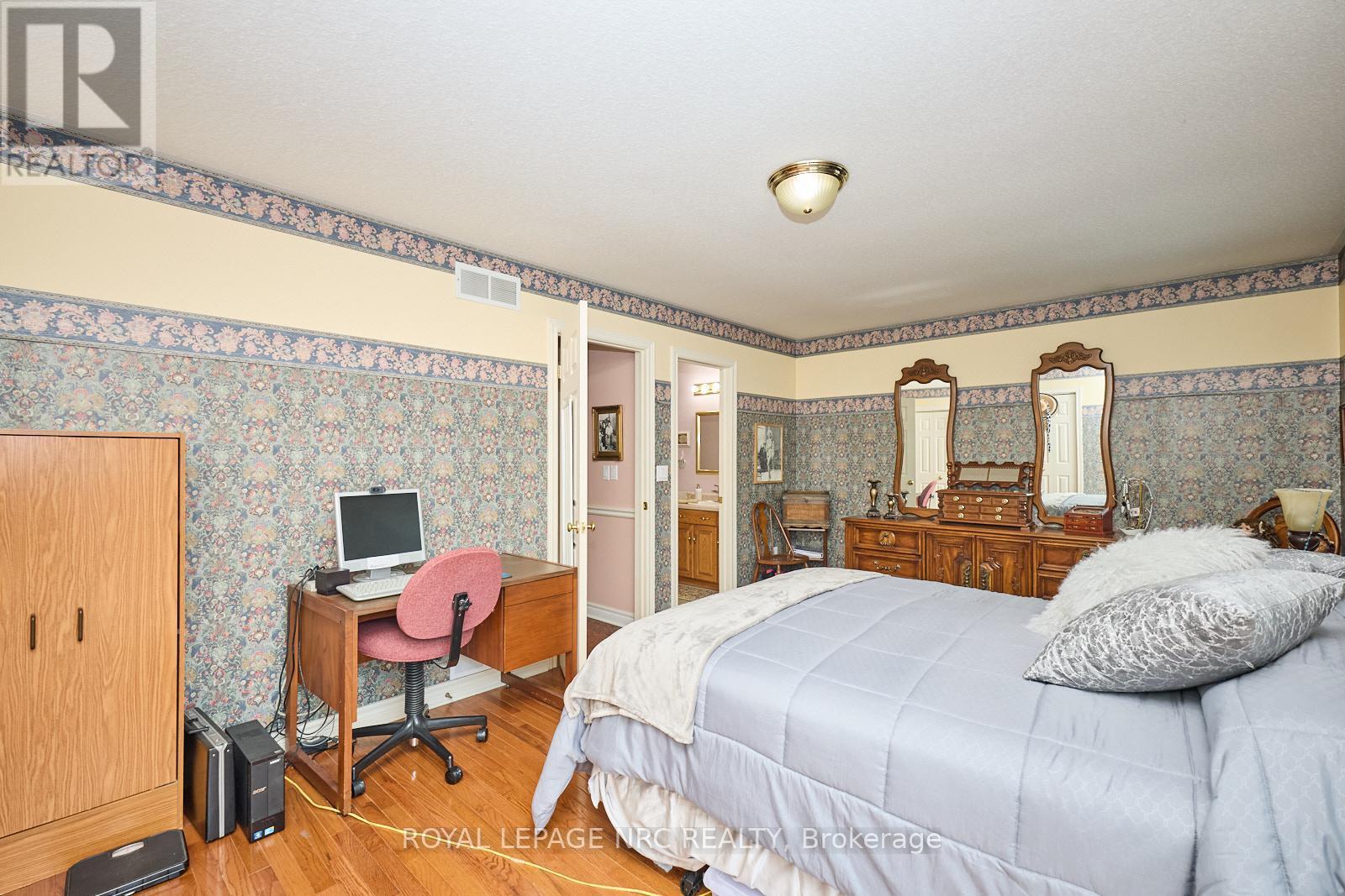 












32 WILTON AVENUE

,
Welland (Broadway),




Ontario
L3C1Z9

