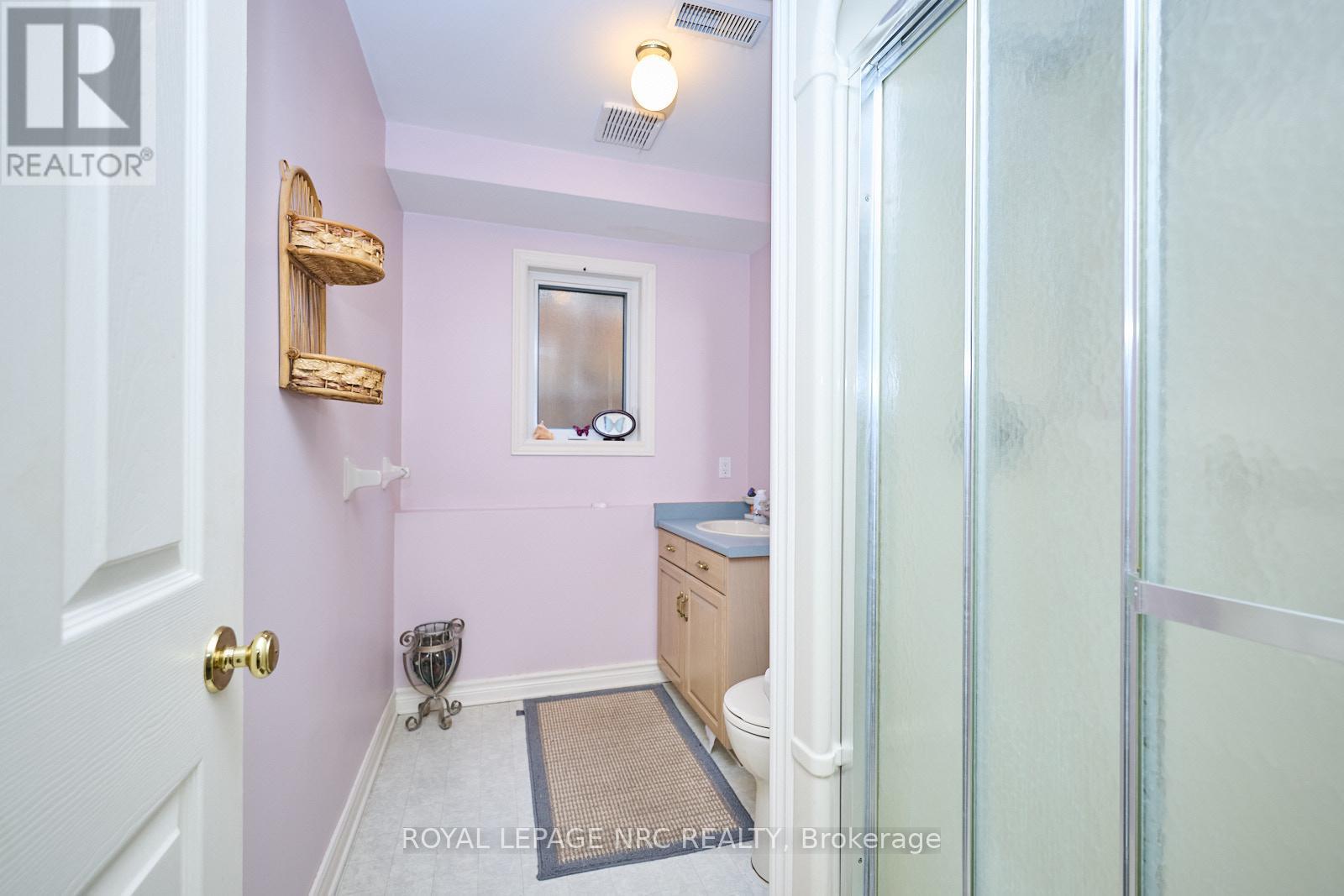 












32 WILTON AVENUE

,
Welland (Broadway),




Ontario
L3C1Z9

