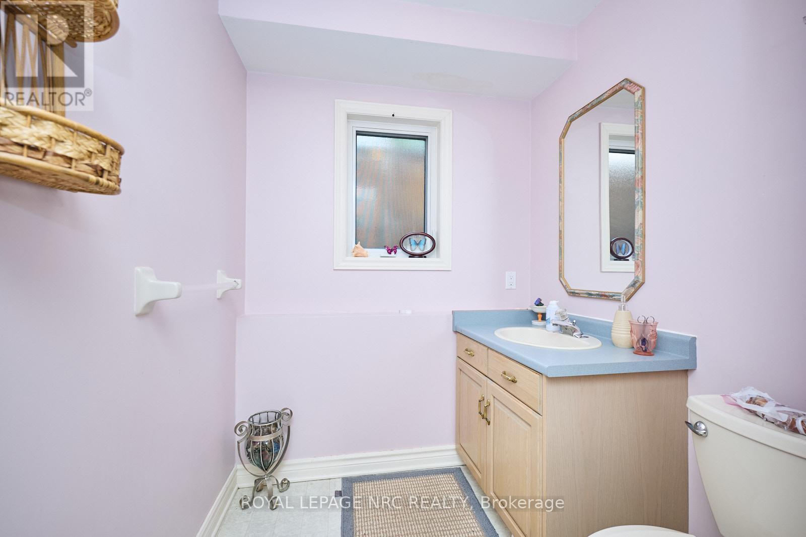 












32 WILTON AVENUE

,
Welland (Broadway),




Ontario
L3C1Z9

