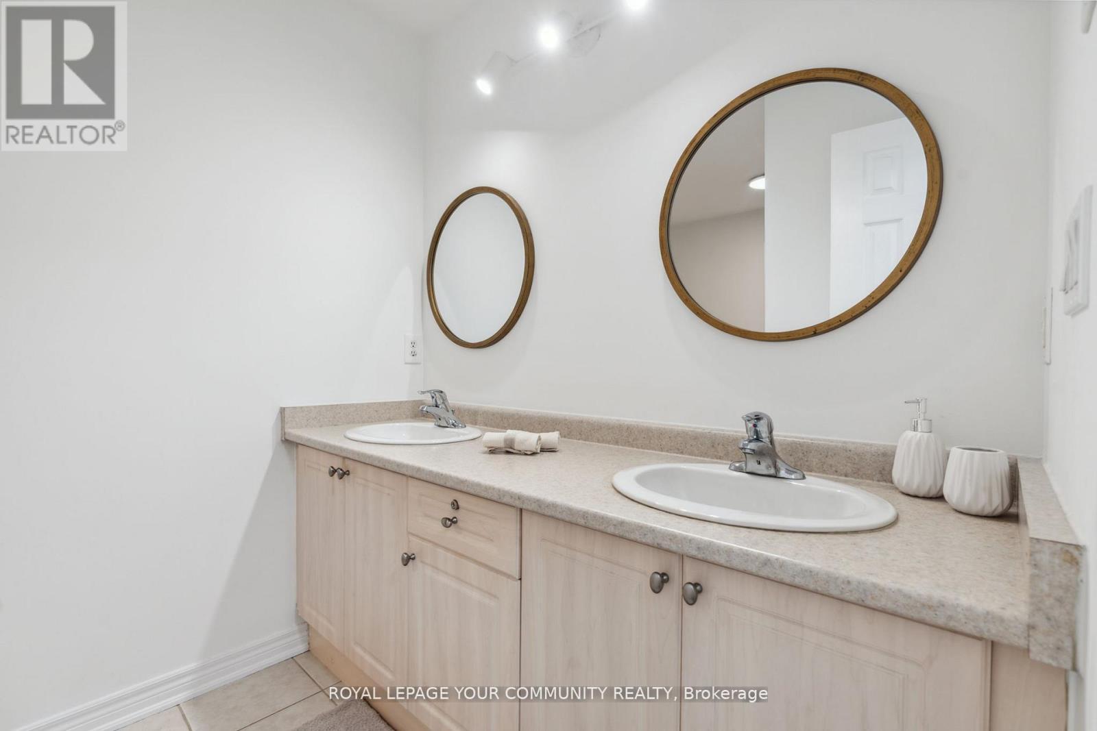 












26 IVY JAY CRESCENT

,
Aurora,




Ontario
L4G0E6

