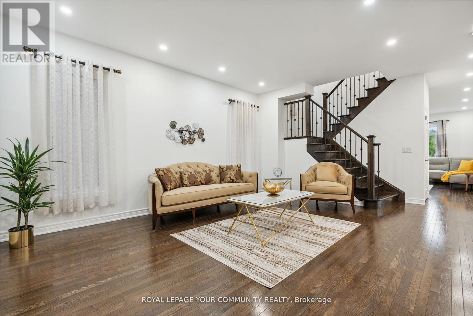 












26 IVY JAY CRESCENT

,
Aurora,




Ontario
L4G0E6

