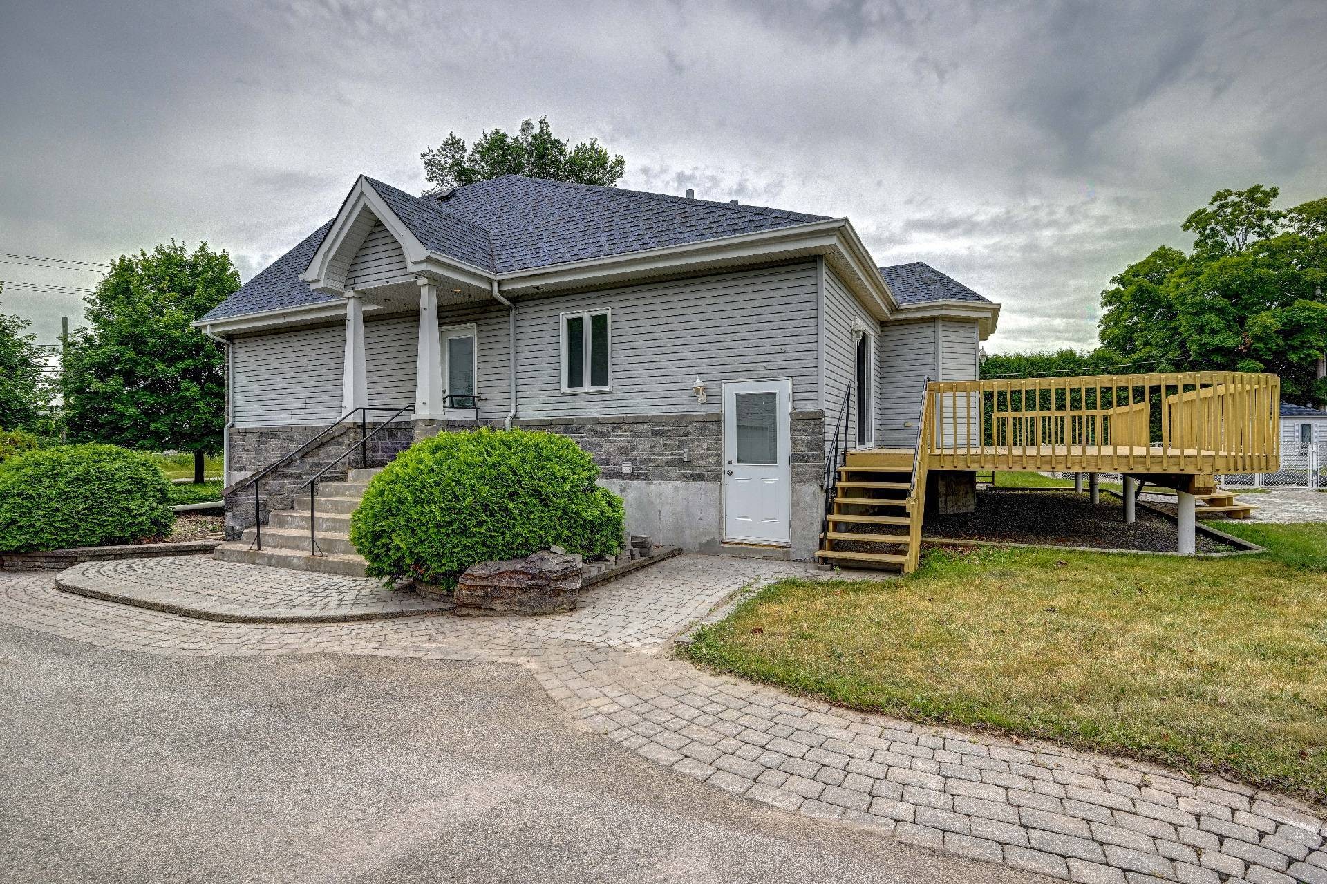 









120


Ch. de la Côte S.

,
Boisbriand,




QC
J7E4H5

