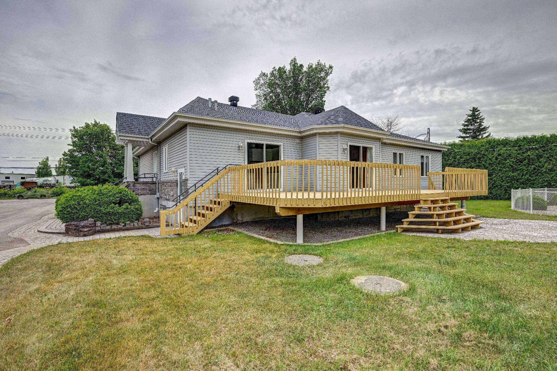 









120


Ch. de la Côte S.

,
Boisbriand,




QC
J7E4H5

