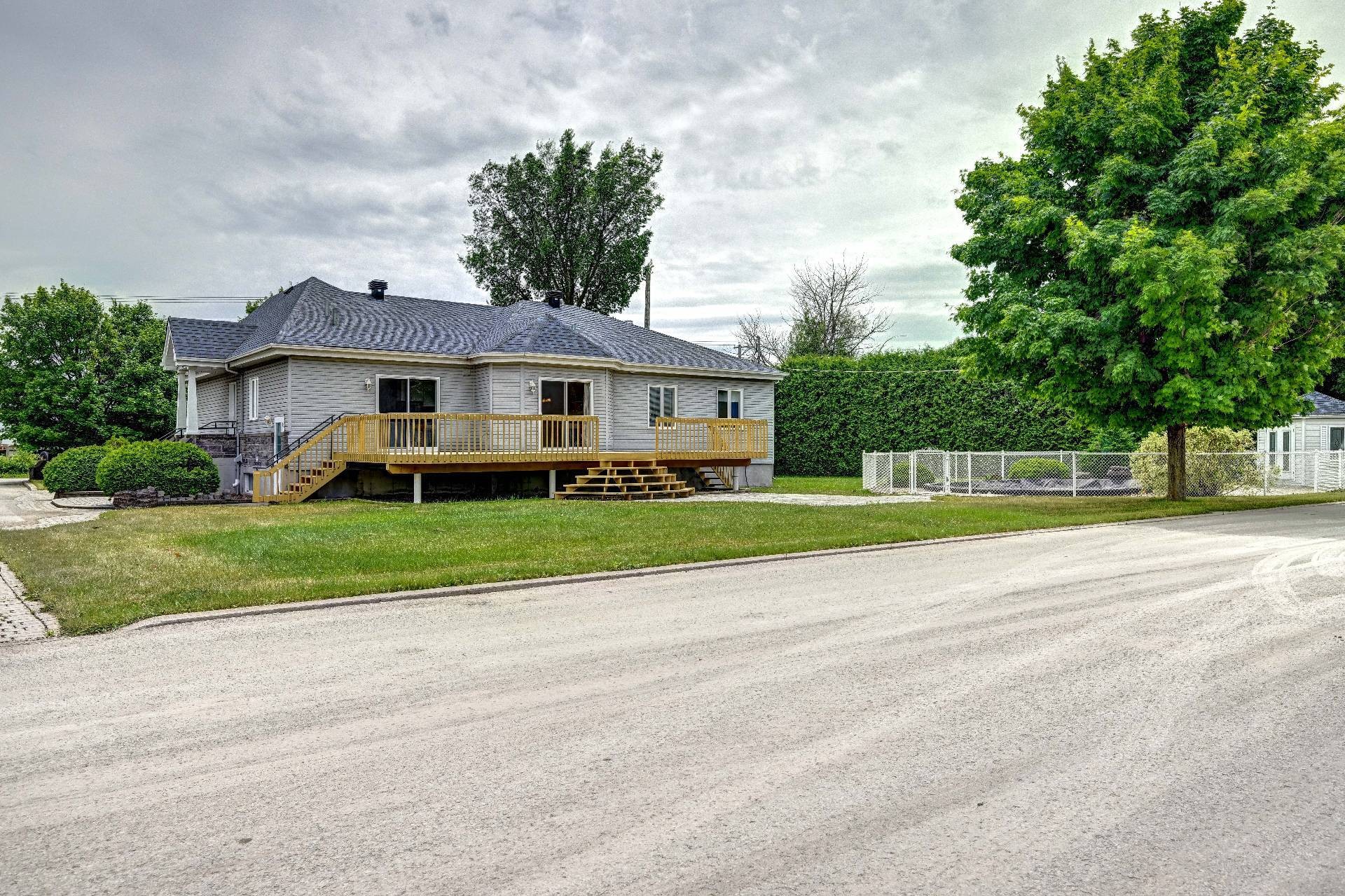 









120


Ch. de la Côte S.

,
Boisbriand,




QC
J7E4H5

