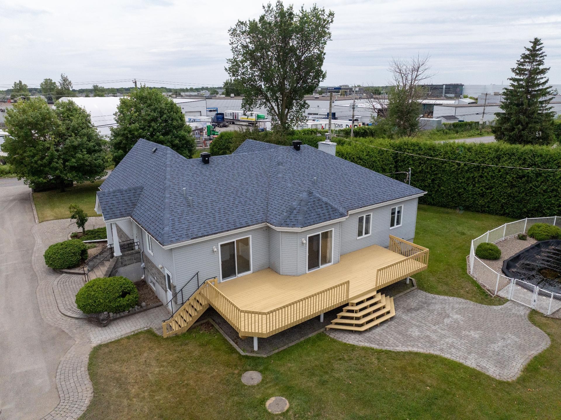 









120


Ch. de la Côte S.

,
Boisbriand,




QC
J7E4H5

