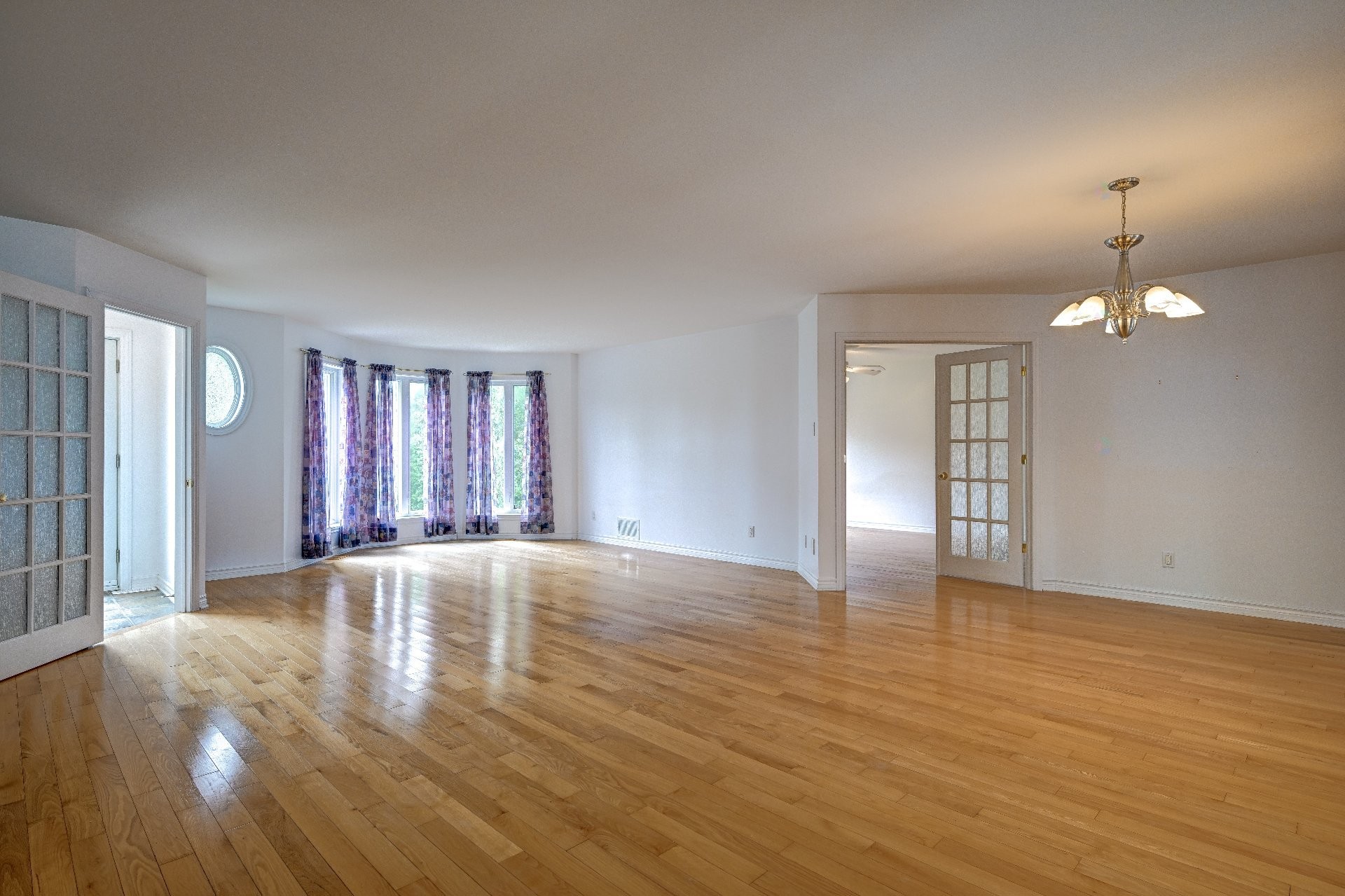 









120


Ch. de la Côte S.

,
Boisbriand,




QC
J7E4H5

