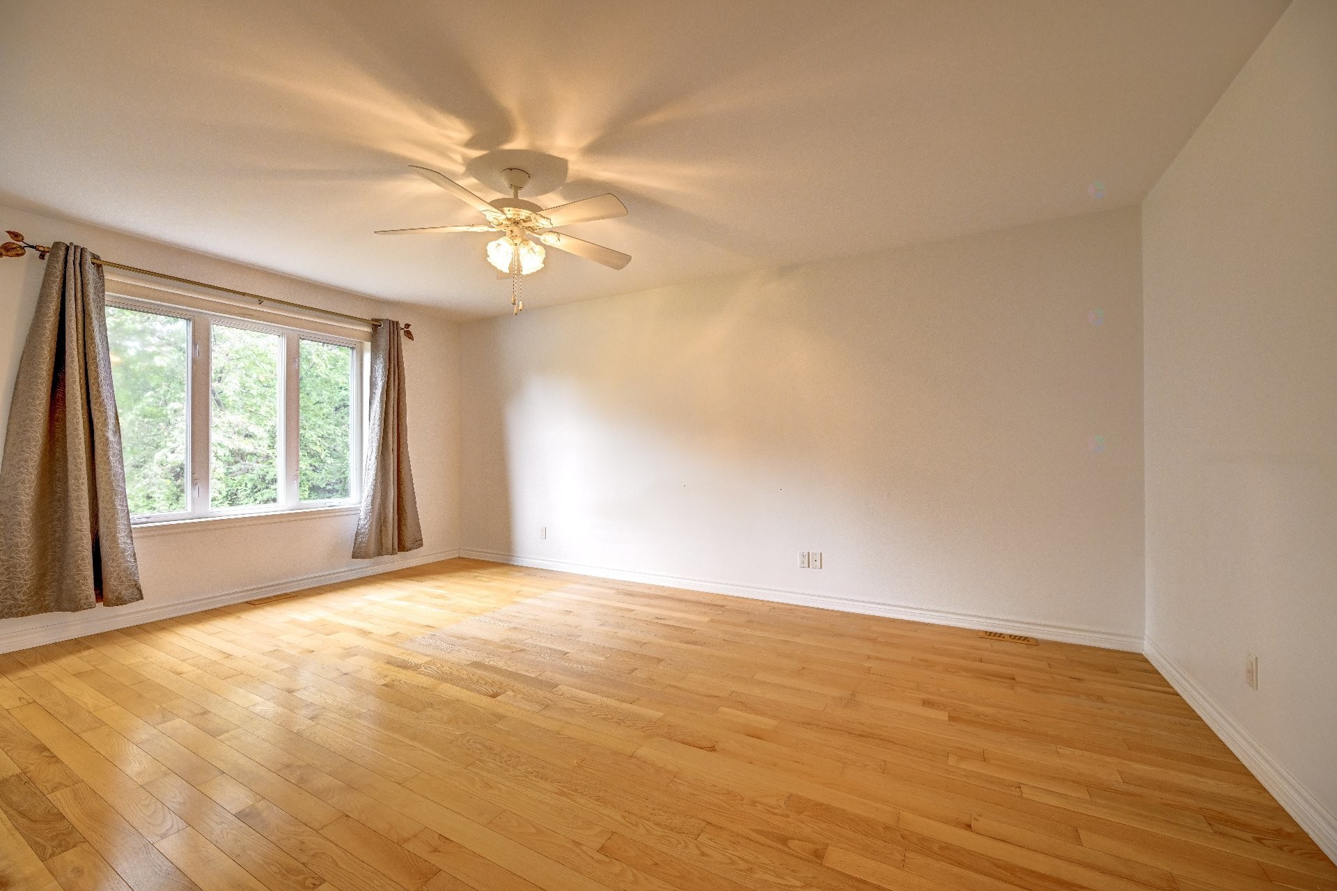 









120


Ch. de la Côte S.

,
Boisbriand,




QC
J7E4H5

