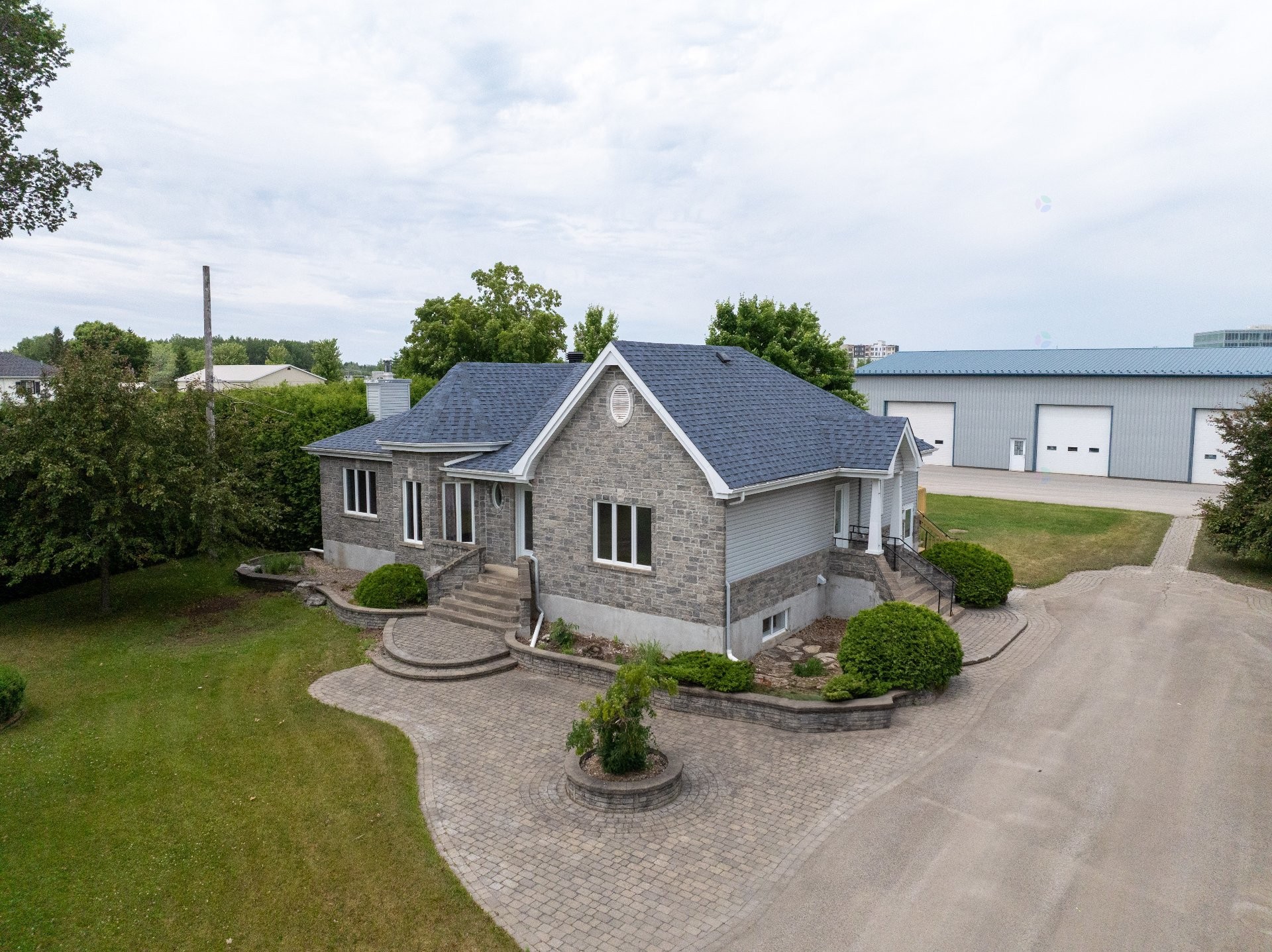 









120


Ch. de la Côte S.

,
Boisbriand,




QC
J7E4H5

