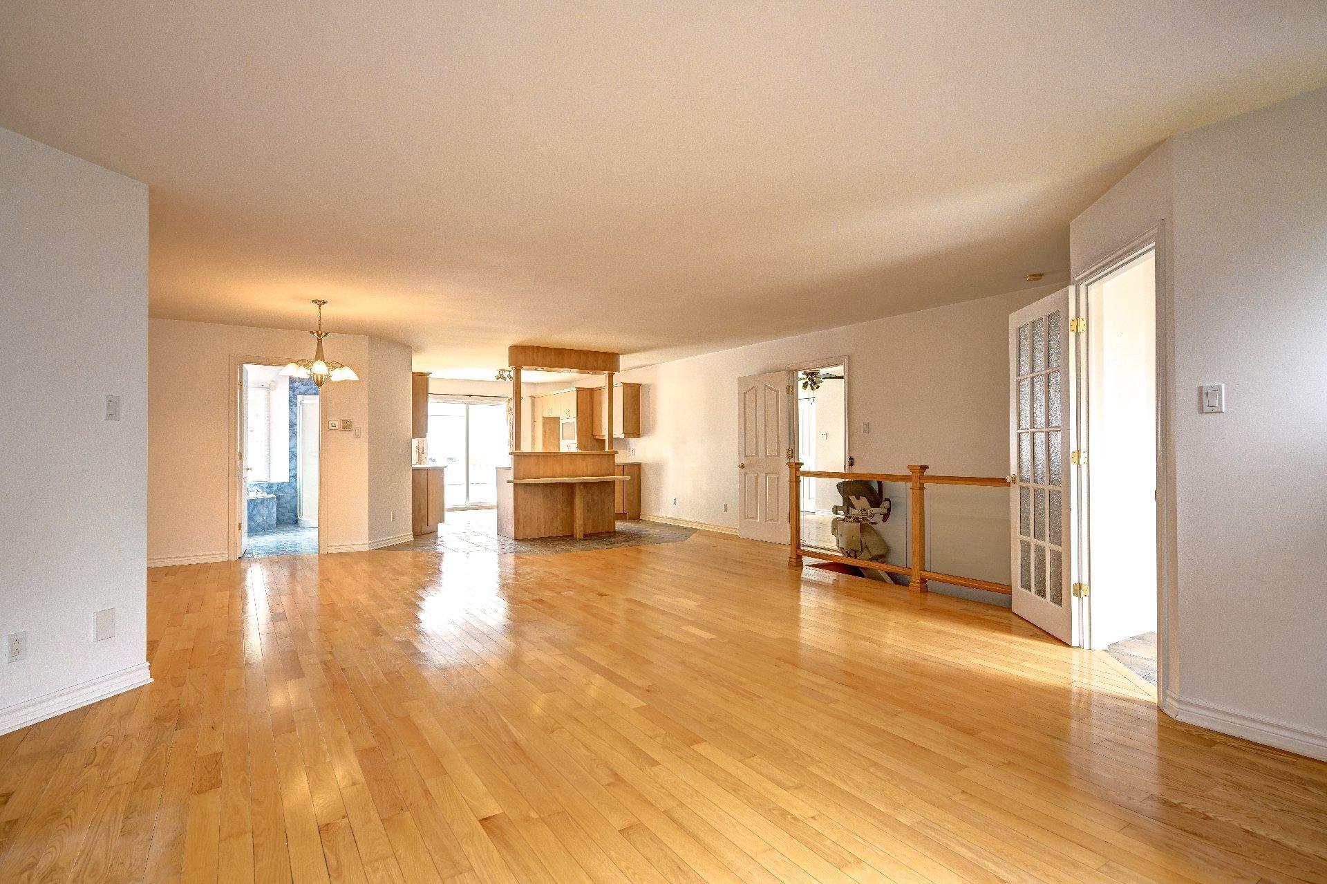 









120Z


Ch. de la Côte S.

,
Boisbriand,




QC
J7E4H5

