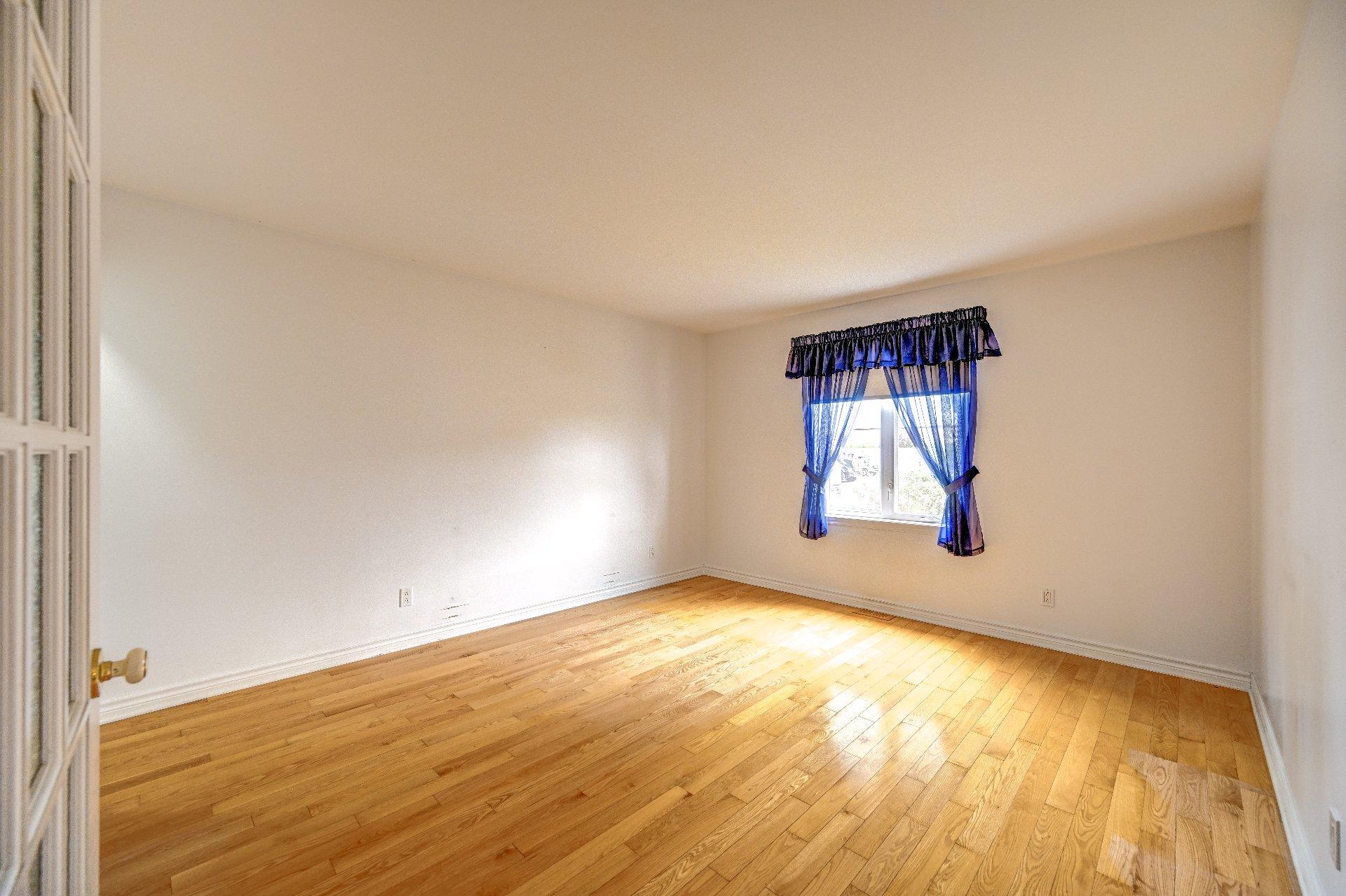 









120Z


Ch. de la Côte S.

,
Boisbriand,




QC
J7E4H5

