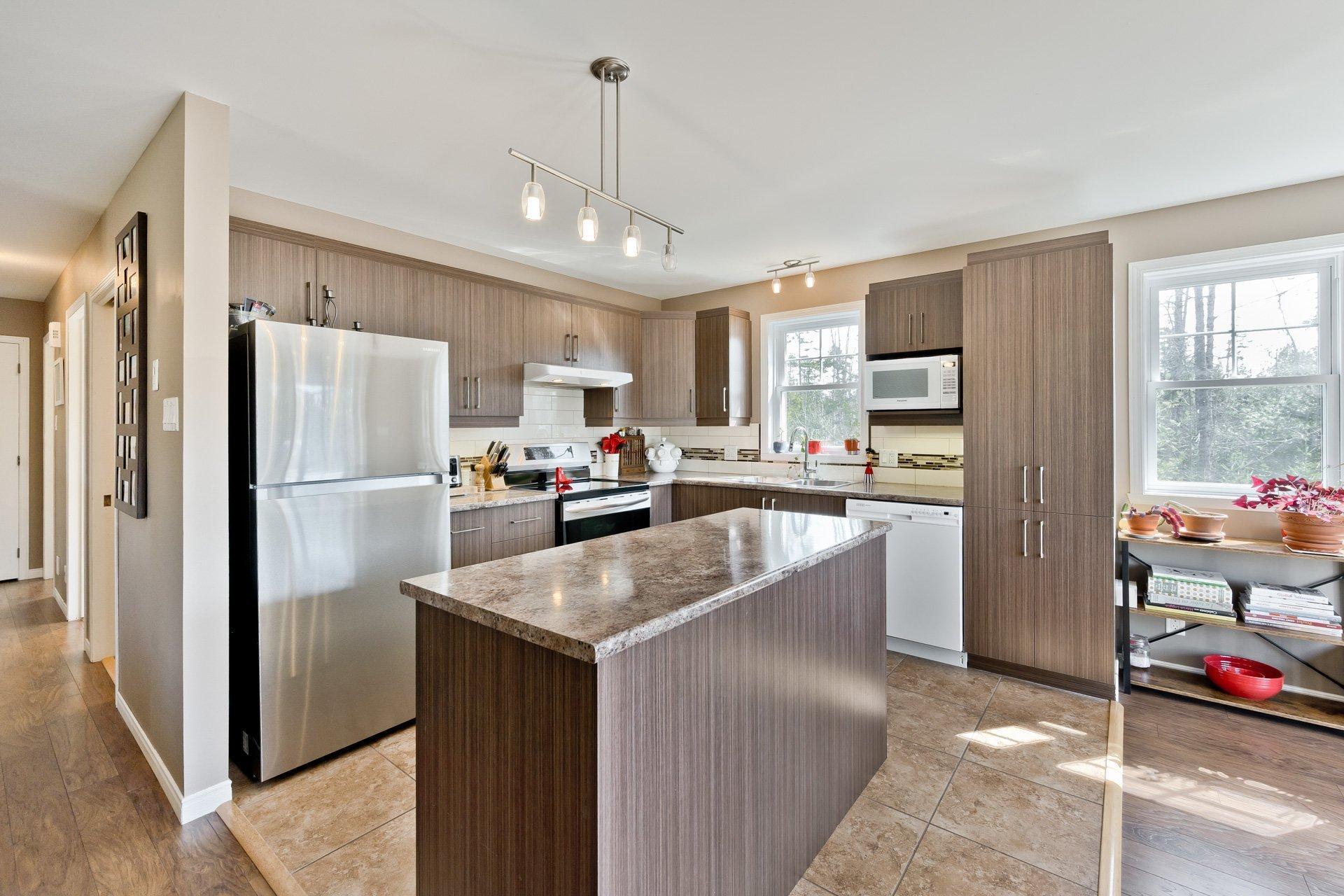 









1065


Rue du Val-des-Pruches

,
Sherbrooke (Brompton/Rock Forest/Saint-Élie/Deauville),




QC
J1N0A1

