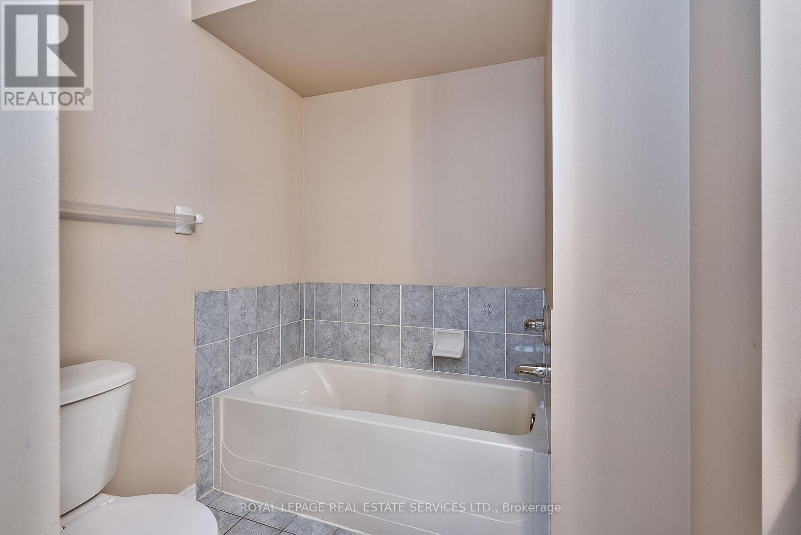 












1765 COBRA CRESCENT

,
Burlington,




Ontario
L7L7L6

