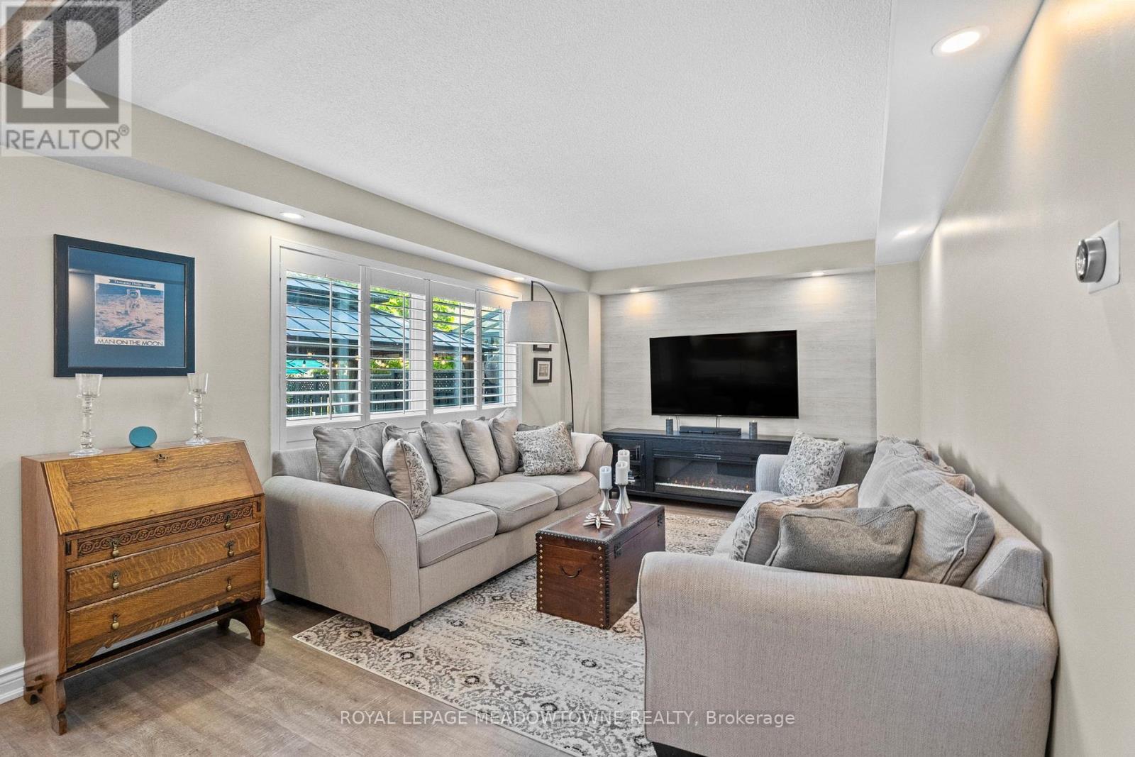 












1127 DEACON DRIVE

,
Milton,




Ontario
L9T5T1

