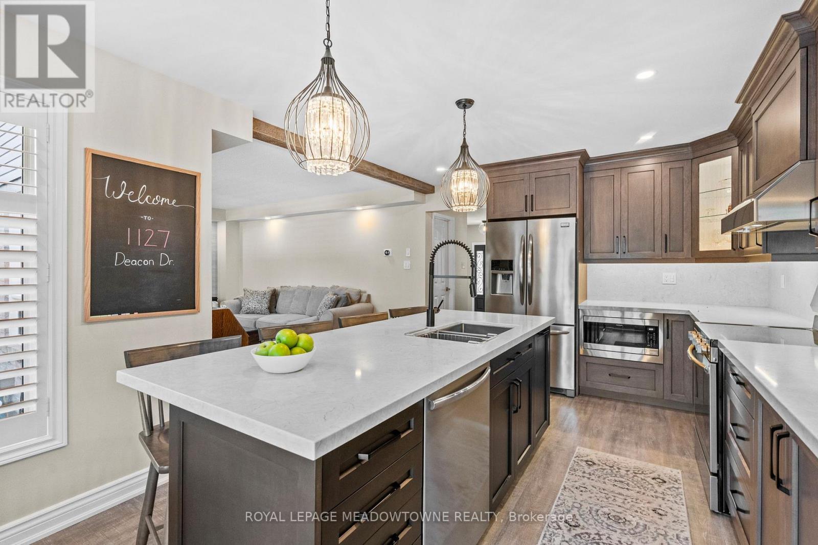 












1127 DEACON DRIVE

,
Milton,




Ontario
L9T5T1

