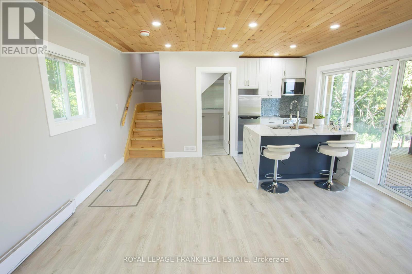 












71 FALLS BAY ROAD

,
Kawartha Lakes (Bobcaygeon),




Ontario
K0M1A0

