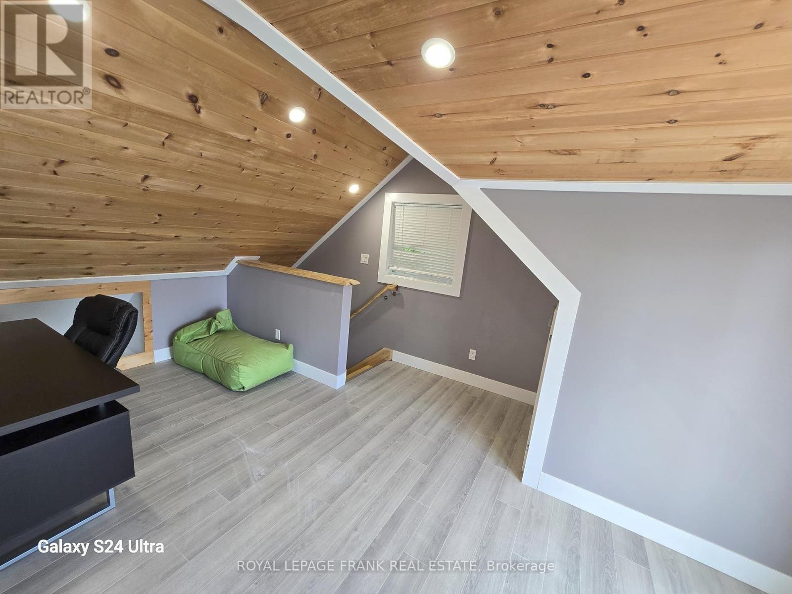 












71 FALLS BAY ROAD

,
Kawartha Lakes (Bobcaygeon),




Ontario
K0M1A0

