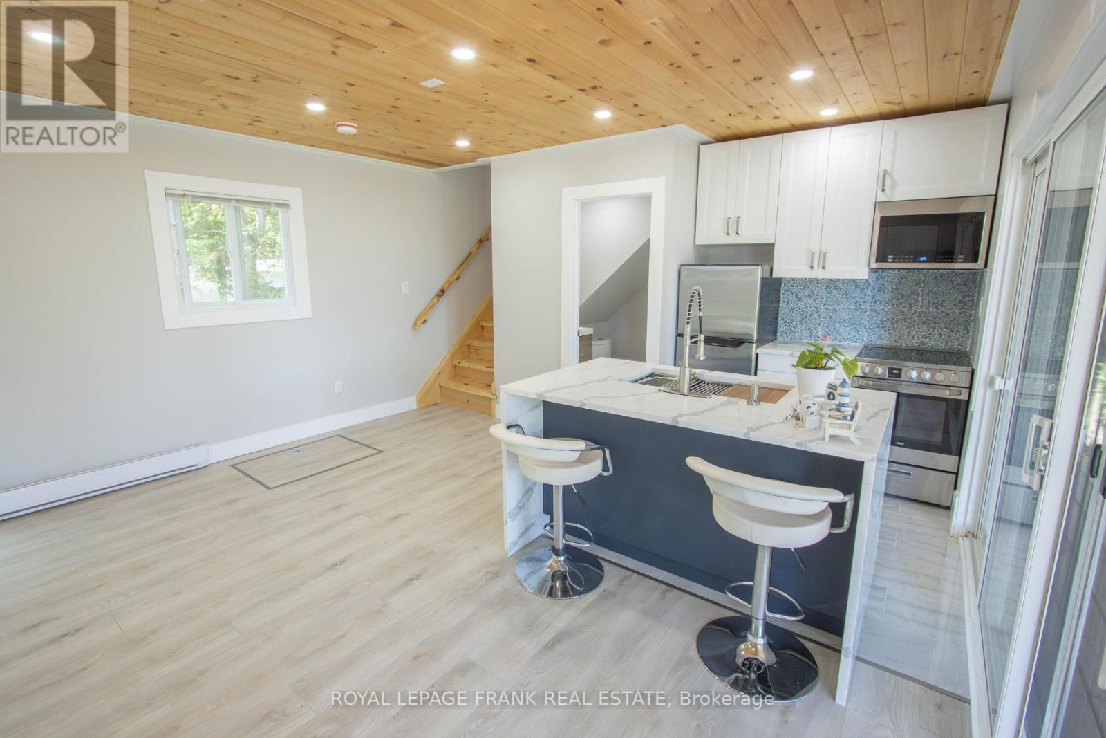 












71 FALLS BAY ROAD

,
Kawartha Lakes (Bobcaygeon),




Ontario
K0M1A0

