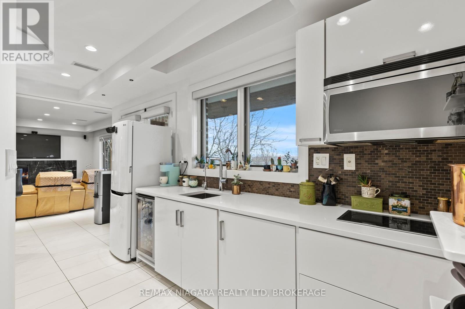 












358C MARTINDALE ROAD

,
St. Catharines (Martindale Pond),




Ontario
L2R6P9

