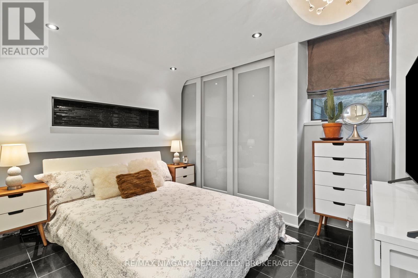 












358C MARTINDALE ROAD

,
St. Catharines (Martindale Pond),




Ontario
L2R6P9

