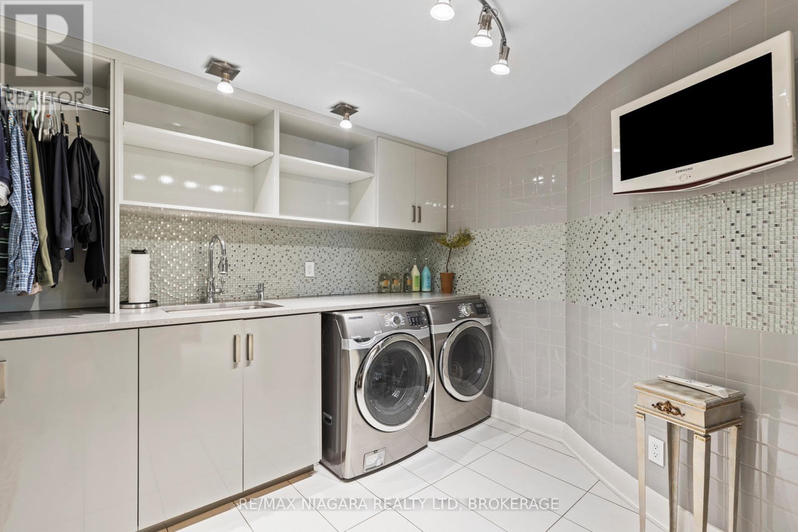 












358C MARTINDALE ROAD

,
St. Catharines (Martindale Pond),




Ontario
L2R6P9

