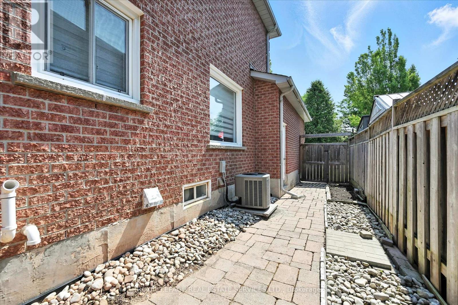 












448 MARLATT DRIVE

,
Oakville,




Ontario
L6H5X4

