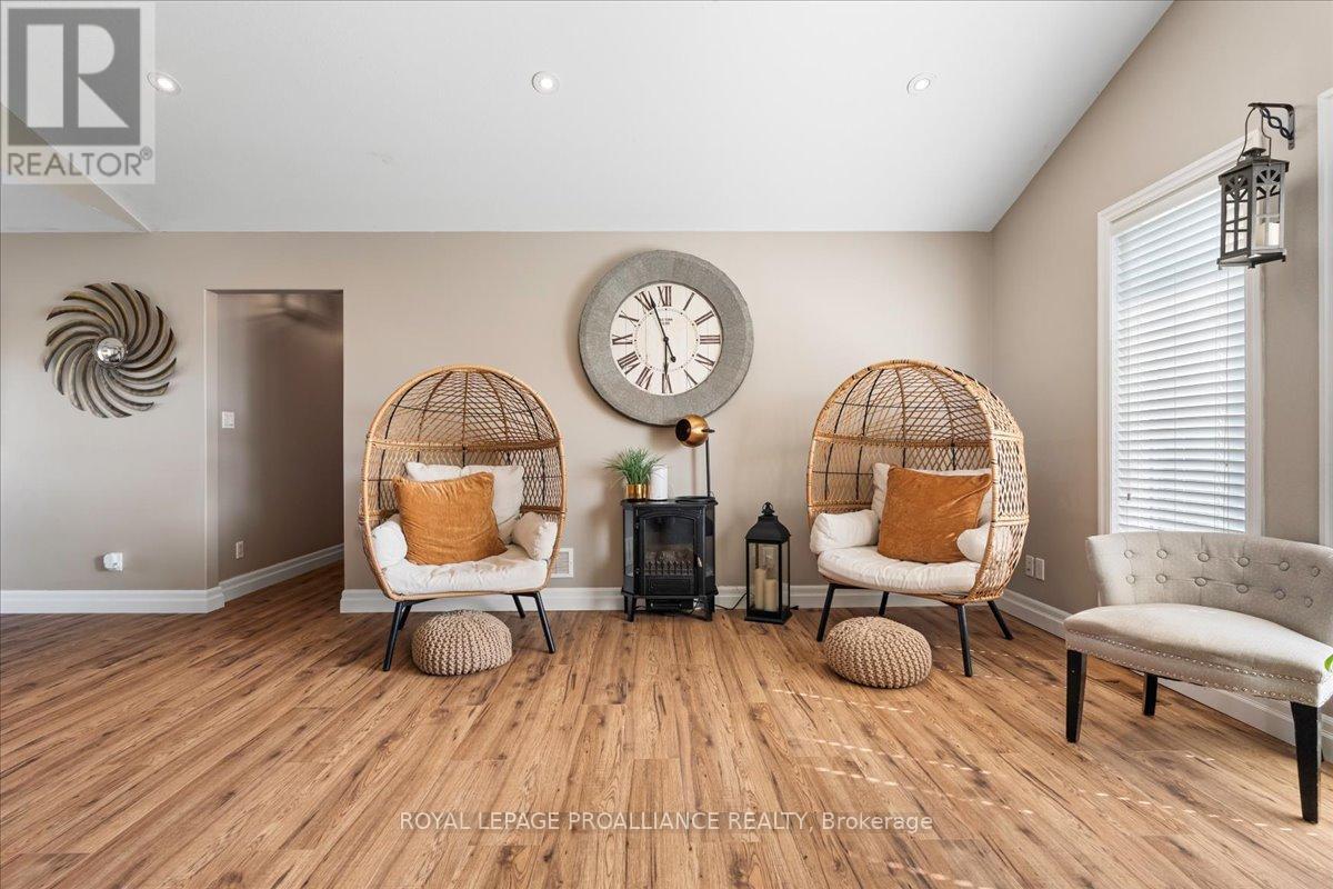 












20846 LOYALIST PARKWAY

,
Prince Edward County (Ameliasburg Ward),




Ontario
K0K1T0

