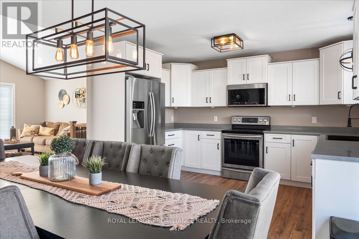 












20846 LOYALIST PARKWAY

,
Prince Edward County (Ameliasburg Ward),




Ontario
K0K1T0

