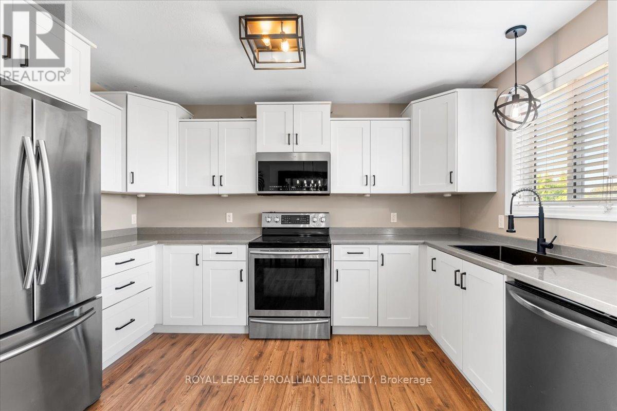 












20846 LOYALIST PARKWAY

,
Prince Edward County (Ameliasburg Ward),




Ontario
K0K1T0

