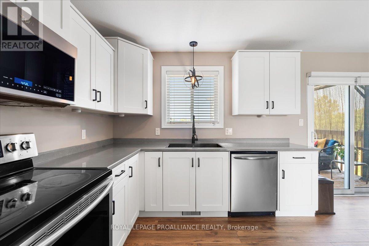 












20846 LOYALIST PARKWAY

,
Prince Edward County (Ameliasburg Ward),




Ontario
K0K1T0

