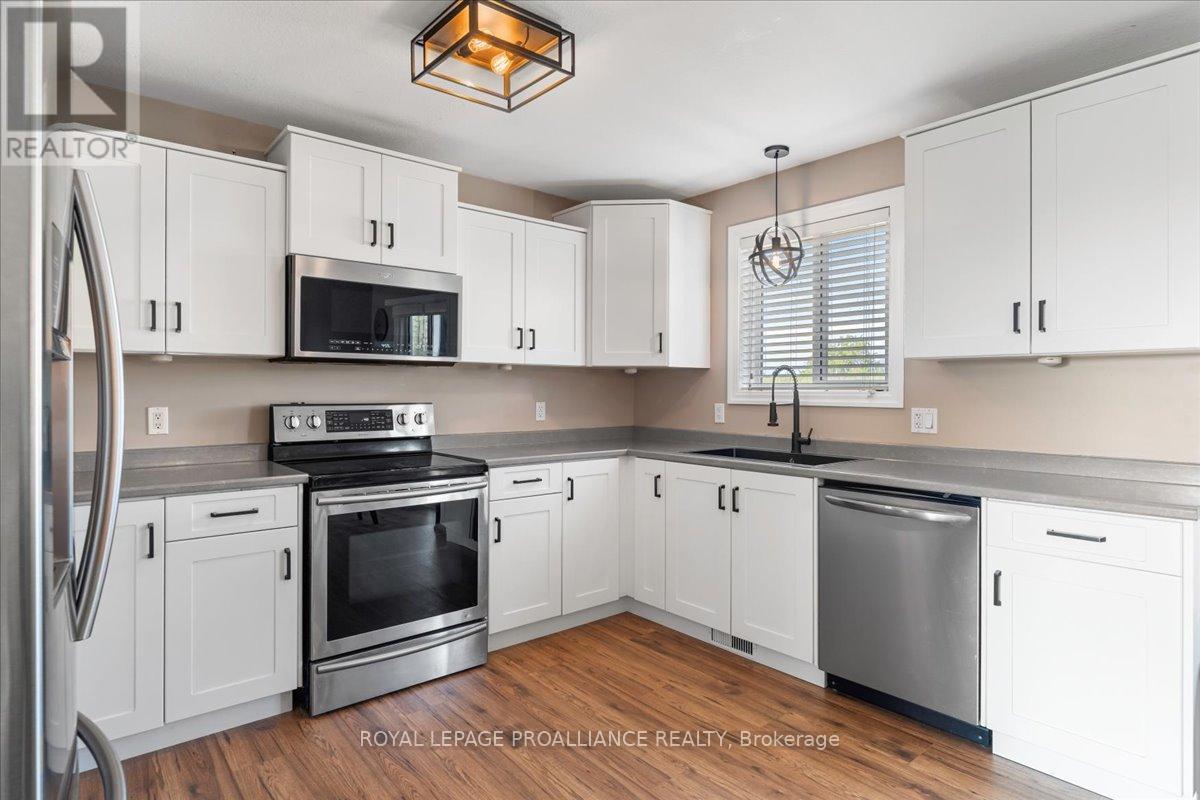 












20846 LOYALIST PARKWAY

,
Prince Edward County (Ameliasburg Ward),




Ontario
K0K1T0

