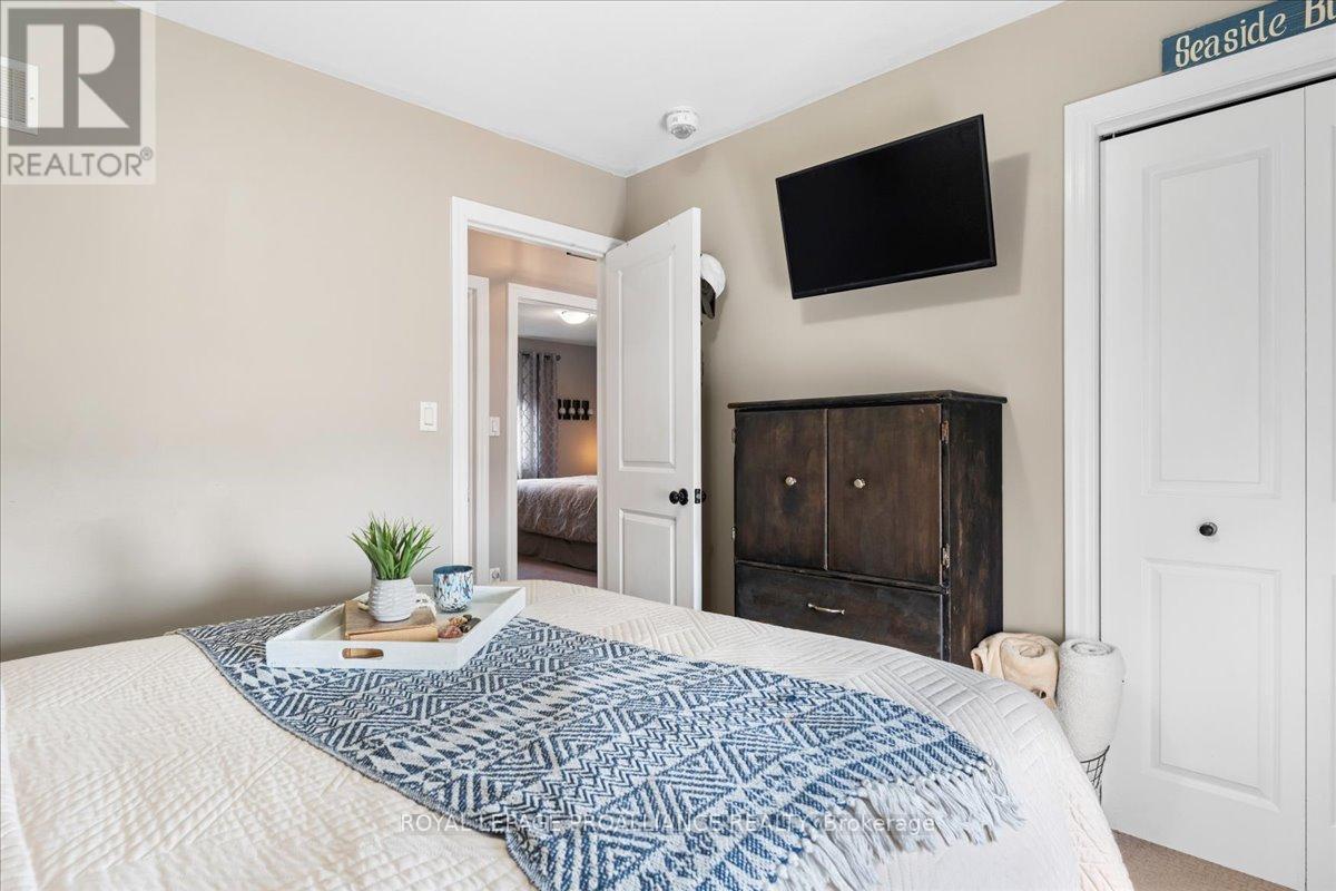 












20846 LOYALIST PARKWAY

,
Prince Edward County (Ameliasburg Ward),




Ontario
K0K1T0

