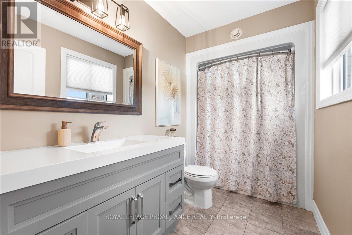 












20846 LOYALIST PARKWAY

,
Prince Edward County (Ameliasburg Ward),




Ontario
K0K1T0

