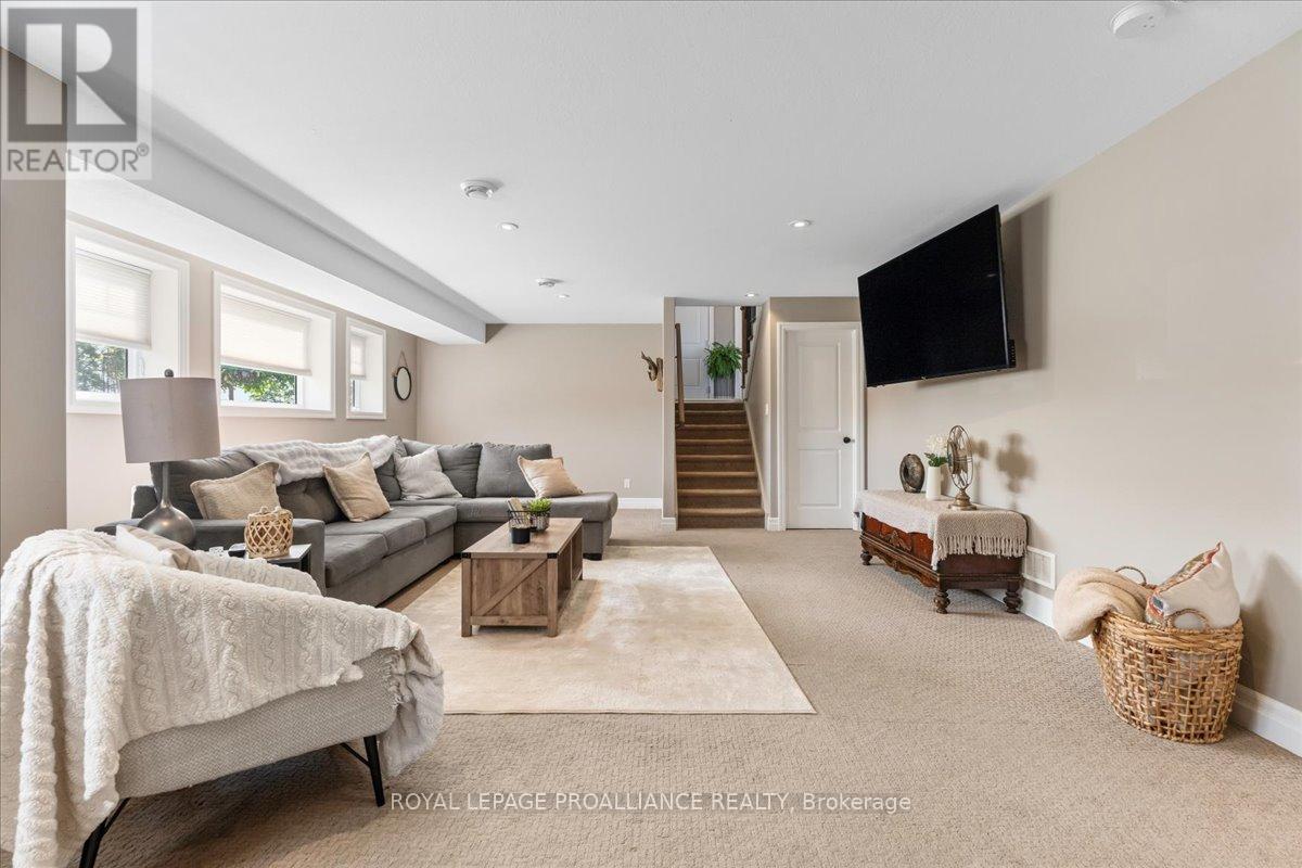 












20846 LOYALIST PARKWAY

,
Prince Edward County (Ameliasburg Ward),




Ontario
K0K1T0

