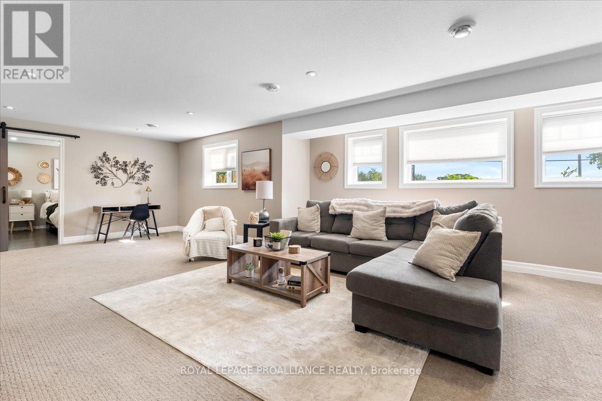 












20846 LOYALIST PARKWAY

,
Prince Edward County (Ameliasburg Ward),




Ontario
K0K1T0

