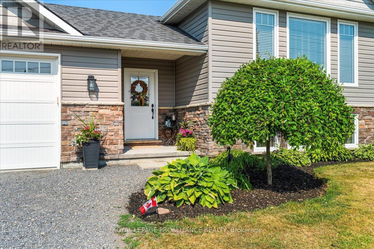 












20846 LOYALIST PARKWAY

,
Prince Edward County (Ameliasburg Ward),




Ontario
K0K1T0

