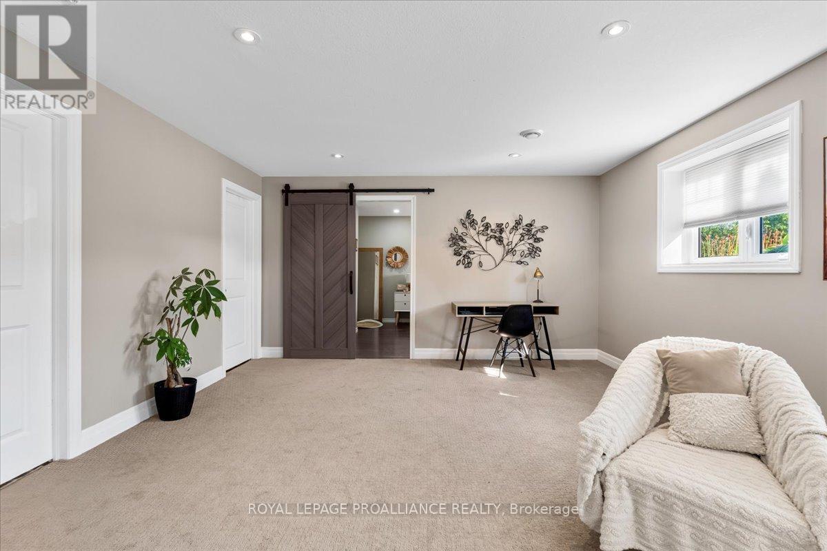 












20846 LOYALIST PARKWAY

,
Prince Edward County (Ameliasburg Ward),




Ontario
K0K1T0

