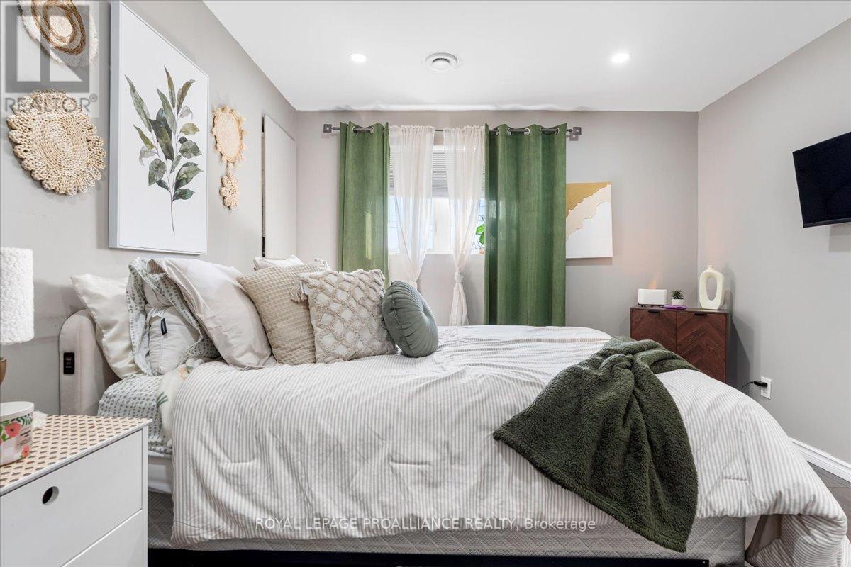 












20846 LOYALIST PARKWAY

,
Prince Edward County (Ameliasburg Ward),




Ontario
K0K1T0

