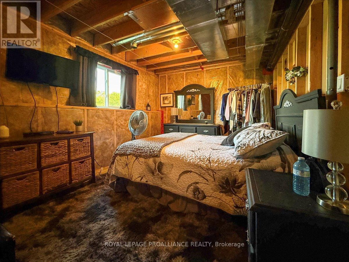 












20846 LOYALIST PARKWAY

,
Prince Edward County (Ameliasburg Ward),




Ontario
K0K1T0

