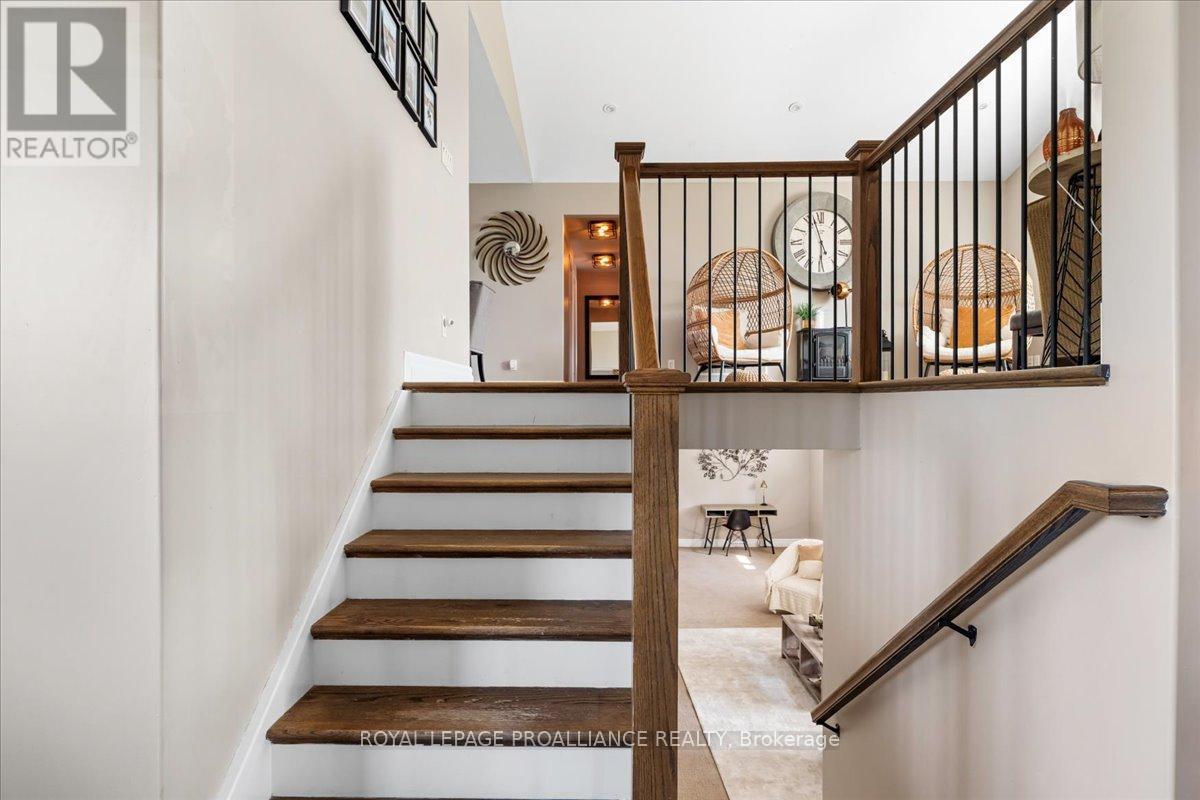 












20846 LOYALIST PARKWAY

,
Prince Edward County (Ameliasburg Ward),




Ontario
K0K1T0

