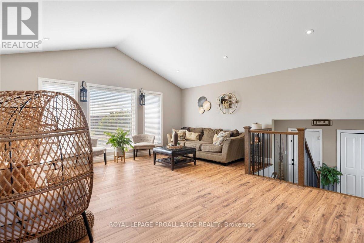 












20846 LOYALIST PARKWAY

,
Prince Edward County (Ameliasburg Ward),




Ontario
K0K1T0

